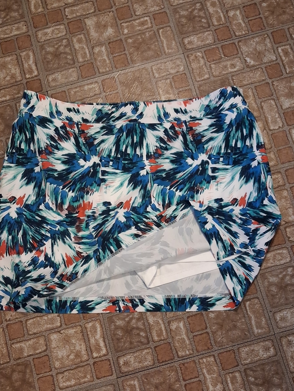 Izod GOLF White Mini Skort with Blue, Teal, and Coral Abstract Print Size 14